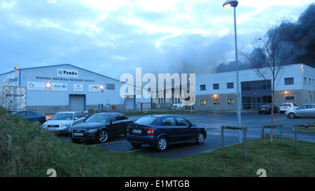 Bild von einem großen Feuer am Ballymount Industriegebiet im Süden Dublins. Stockfoto