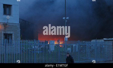 Bild von einem großen Feuer am Ballymount Industriegebiet im Süden Dublins. Stockfoto