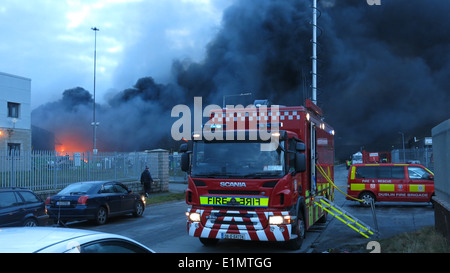 Ein Dublin Feuerwehr LKW bei einem Großbrand am Ballymount Industriegebiet im Süden Dublins. Stockfoto