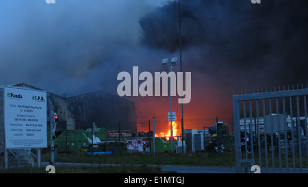 Bild von einem großen Feuer am Ballymount Industriegebiet im Süden Dublins. Stockfoto