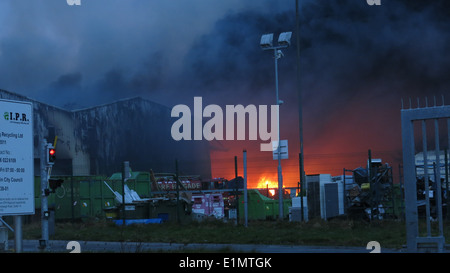 Bild von einem großen Feuer am Ballymount Industriegebiet im Süden Dublins. Stockfoto