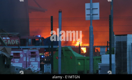 Bild von einem großen Feuer am Ballymount Industriegebiet im Süden Dublins. Stockfoto