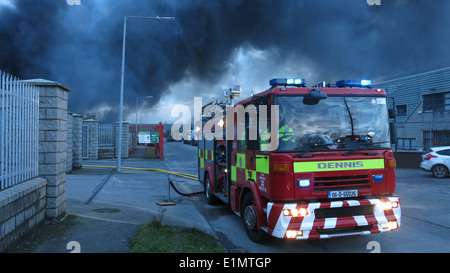 Ein Dublin Feuerwehr LKW bei einem Großbrand am Ballymount Industriegebiet im Süden Dublins. Stockfoto