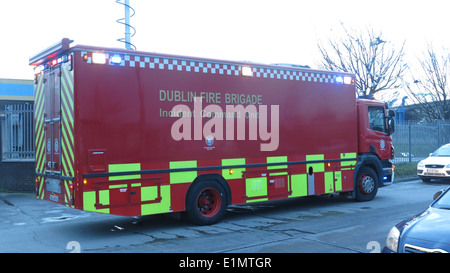 Ein Dublin Feuerwehr Incident Command Unit LKW bei einem Großbrand am Ballymount Industriegebiet im Süden Dublins. Stockfoto