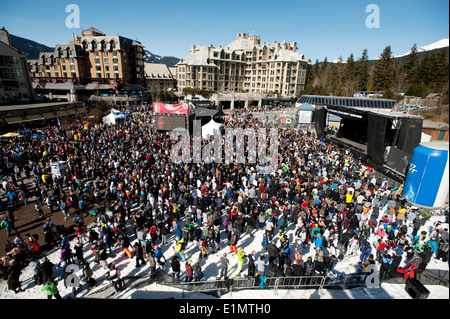 Eine riesige Menschenmenge in Whistler Village für die klassischen Hip-Hop Act "De La Soul". Whistler Skifahrer Plaza. Whistler BC, Kanada. Stockfoto