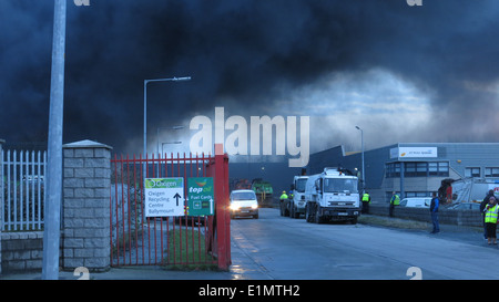 Bild von einem großen Feuer am Ballymount Industriegebiet im Süden Dublins. Stockfoto