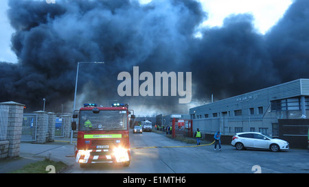 Bild von einem großen Feuer am Ballymount Industriegebiet im Süden Dublins. Stockfoto