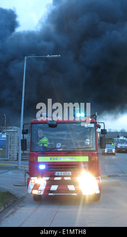 Ein Dublin Feuerwehr LKW bei einem Großbrand am Ballymount Industriegebiet im Süden Dublins. Stockfoto