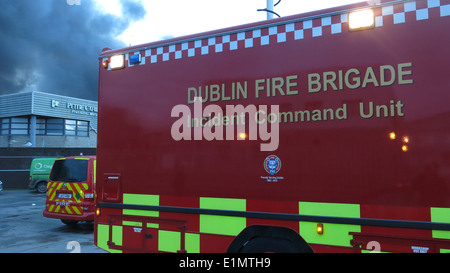 Ein Dublin Feuerwehr Incident Command Unit Fahrzeug bei einem Großbrand am Ballymount Industriegebiet im Süden Dublins. Stockfoto
