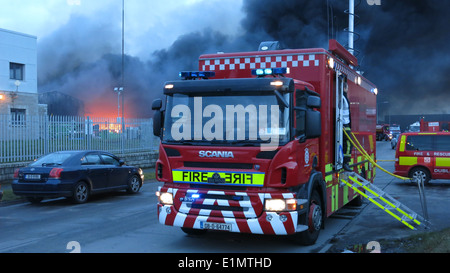 Ein Dubin Feuerwehr LKW bei einem Großbrand am Ballymount Industriegebiet im Süden Dublins. Stockfoto