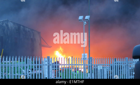 Bild von einem großen Feuer am Ballymount Industriegebiet im Süden Dublins. Stockfoto