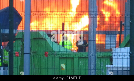 Bild von einem großen Feuer am Ballymount Industriegebiet im Süden Dublins. Stockfoto