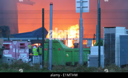 Bild von einem großen Feuer am Ballymount Industriegebiet im Süden Dublins. Stockfoto