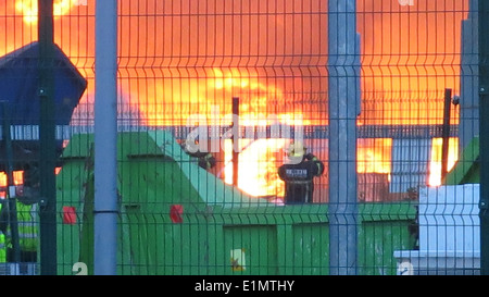 Bild von einem großen Feuer am Ballymount Industriegebiet im Süden Dublins. Stockfoto