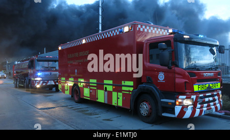 Ein Dublin Feuerwehr LKW vor Ort bei einem Großbrand am Ballymount Industriegebiet im Süden Dublins. Stockfoto