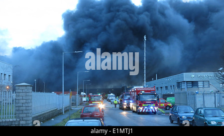 Bild von einem großen Feuer am Ballymount Industriegebiet im Süden Dublins. Stockfoto