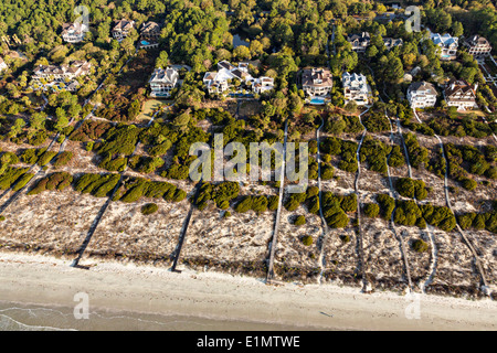 Luftbild von Luxus-Immobilien und private Holzstege zum Strand Kiawah Island, SC Stockfoto