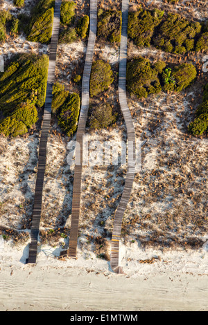 Luftbild von der privaten Holzstege zum Strand Kiawah Island, SC Stockfoto
