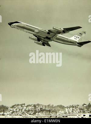 Dieses Bild zeigt die Convair 880, ein in den 1950er Jahren entwickeltes Turbojet-Flugzeug Das Flugzeug, das als N112 bezeichnet wurde, wurde von der Federal Aviation Administration (FAA) zugelassen und verfügte über fortschrittliche Technologien wie ein einziehbares Fahrwerk, das für seine aerodynamische Effizienz entscheidend war. Stockfoto