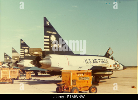 Die Convair F-102 Delta Dagger mit den Seriennummern 56-1457 und 56–1494 war ein Abfangflugzeug der US-Air Force aus den 1950er Jahren Er war mit dem J57-P-25-Motor ausgestattet und hatte einen Delta-Flügel, was ihn zu einem wichtigen Teil der Militärflugzeuge aus der Zeit des Kalten Krieges machte. Stockfoto