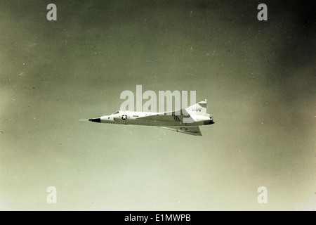 Die Convair F-102 Delta Dagger, Seriennummer 54-1379, war ein Schlüsselflugzeug der US Air Force während des Kalten Krieges. Er war ein Delta-Wing-Abfanggerät, das für das Abfangen feindlicher Bomber mit hoher Geschwindigkeit entwickelt wurde und von der Pratt & Whitney J57-P-25-Engine angetrieben wurde und in den 1950er und 1960er Jahren eine entscheidende Rolle bei der US-Luftverteidigung spielte Stockfoto