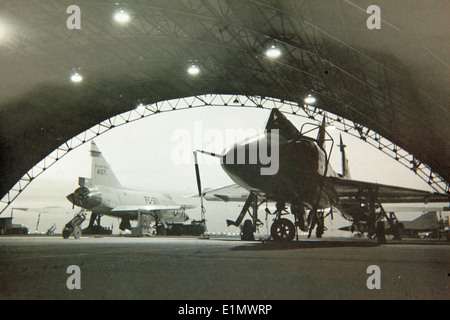 Die Convair F-102 Delta Dagger mit der Seriennummer 54-1371, war ein Abfangflugzeug der US Air Force, das für seine Delta-Flügelkonstruktion bekannt war und mit dem Pratt & Whitney J57-Motor angetrieben wurde. Sie spielte eine Schlüsselrolle bei der Verteidigung im Kalten Krieg. Stockfoto