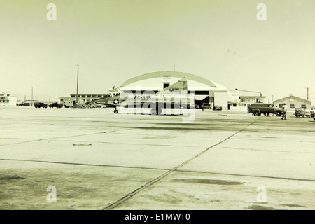 Die Convair F-102 Delta Dagger, Seriennummer 52-7995, war ein Pionierflugzeug der US Air Force während des Kalten Krieges. Der YF-102 Prototyp führte zur Entwicklung der F-102, die gegen sowjetische Bomber entwickelt wurde. Stockfoto