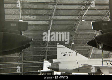 Die Convair F-102 Delta Dagger, bekannt für ihr Delta-Flügel-Design, war ein Abfangflugzeug der US Air Force, das entwickelt wurde, um sowjetischen Bombern während des Kalten Krieges entgegenzuwirken. Die Seriennummer 54-1371 steht für eine der Maschinen, die in dieser wichtigen Rolle eingesetzt wurden. Stockfoto
