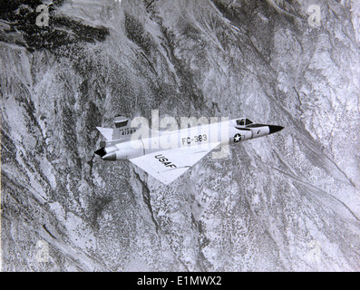 Die Convair F-102 Delta Dagger, Seriennummer 54-1383, war ein Schlüsselflugzeug in der Geschichte der US Air Force. Er wurde vom Pratt & Whitney J57-Motor angetrieben und wurde für Abwehr und Verteidigung während des Kalten Krieges entwickelt. Stockfoto