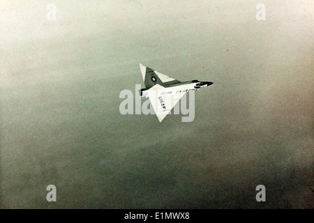 Der Convair F-102 Delta Dagger (Serie 56–1041) war ein Überschallabfänger, der während des Kalten Krieges von der United States Air Force eingesetzt wurde. Sein Delta-Flügel-Design ermöglichte das Abfangen von feindlichen Flugzeugen mit hoher Geschwindigkeit. Die F-102 diente bis in die späten 1960er Jahre als Luftverteidigungsflugzeug Stockfoto