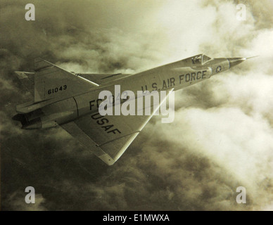 Die Convair F-102 Delta Dagger, Seriennummer 56-1043, war ein Schlüsselflugzeug, das in den 1950er Jahren entwickelt wurde Angetrieben von dem Pratt & Whitney J57-P-25-Triebwerk diente es während der Ära des Kalten Krieges bei der US Air Force als primäres Verteidigungsflugzeug. Stockfoto