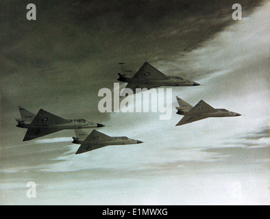 Foto des Flugzeugs Convair F-102 Delta Dagger, einschließlich spezifischer Seriennummern, das sein Design und seine Rolle in der militärischen Luftfahrt dokumentiert. Stockfoto