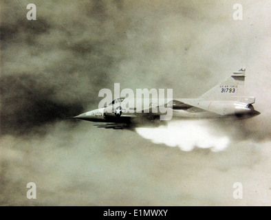 Die Convair F-102 Delta Dagger, identifiziert mit der Seriennummer 53-1793, war ein Überschallflugzeug, das während des Kalten Krieges von der US Air Force eingesetzt wurde. Die F-102 war mit dem J57-P-25-Triebwerk ausgestattet und spielte eine entscheidende Rolle bei der Verteidigung des US-Luftraums vor möglichen sowjetischen Bedrohungen. Stockfoto