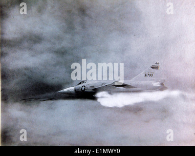 Die Convair F-102 Delta Dagger (Serie 53–1793) war ein Überschallflugzeug, das von Convair für die US Air Force entwickelt wurde. Die F-102 wurde entwickelt, um sich gegen sowjetische Bomber während des Kalten Krieges zu verteidigen, mit einem Delta-Flügel-Design und dem J57-Turbojet-Motor von Pratt & Whitney. Stockfoto
