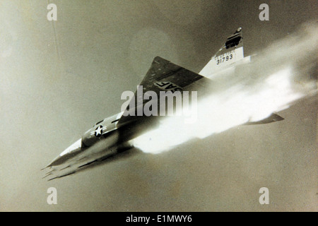 Der Convair F-102 Delta Dagger, Seriennummer 53-1793, war ein Überschallabfangen, der während des Kalten Krieges von der US Air Force eingesetzt wurde. Ausgestattet mit dem Pratt & Whitney J57-P-25-Motor, wurde er für das Abfangen feindlicher Bomber in großer Höhe entwickelt. Stockfoto