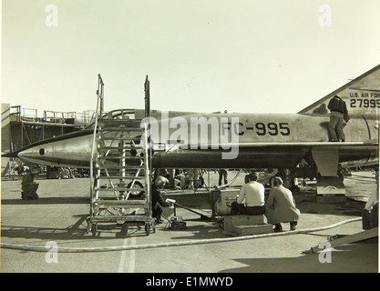 Die Convair F-102 Delta Dagger war ein Überschallabfanggerät, das während des Kalten Krieges von der US Air Force eingesetzt wurde. Die Seriennummer 52-7995 ist Teil der Flugzeugserie, die den nordamerikanischen Luftraum vor potenziellen Bedrohungen schützen soll. Stockfoto