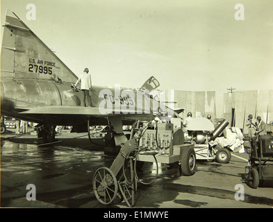 Die Convair F-102 Delta Dagger mit der Seriennummer 52–7995 war ein Überschallflugzeug, das während des Kalten Krieges von der US Air Force eingesetzt wurde. Diese Flugzeuge spielten eine Schlüsselrolle bei Luftabwehroperationen. Stockfoto