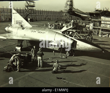 Die Convair F-102 Delta Dagger, Seriennummer 52-7995, war ein Überschallflugzeug, das während des Kalten Krieges für die US Air Force entwickelt wurde. Die F-102 wurde entwickelt, um Hochgeschwindigkeitsbomber abzuwehren und spielte eine wichtige Rolle in der Luftverteidigung. Der YF-102 Prototyp war eine frühere Variante, die zum Serienmodell führte. Stockfoto