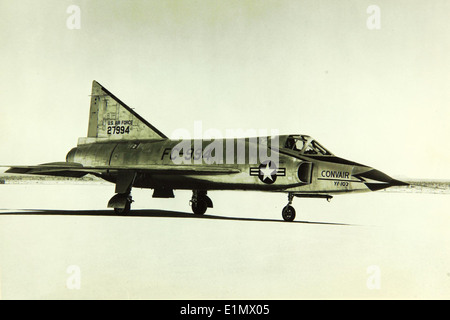 Die Convair F-102 Delta Dagger war ein US-amerikanisches Abfangflugzeug, das in den 1950er Jahren entwickelt wurde Die Flugzeuge wurden hauptsächlich für die Abwehr sowjetischer Bomber während des Kalten Krieges entwickelt. Diese spezielle F-102 mit der Seriennummer 52-7994, war eine der vielen, die für die US Air Force hergestellt wurden. Stockfoto