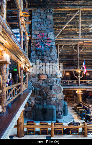 Die riesige Uhr vor dem Kamin im Old Faithful Inn. Yellowstone-Nationalpark, Wyoming, USA. Stockfoto