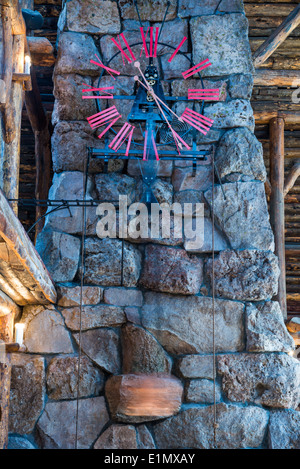 Die riesige Uhr vor dem Kamin im Old Faithful Inn. Yellowstone-Nationalpark, Wyoming, USA. Stockfoto