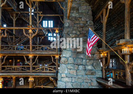 Die riesigen steinernen Kamin im Inneren der Old Faithful Inn Hotel-Lobby. Yellowstone-Nationalpark, Wyoming, USA. Stockfoto