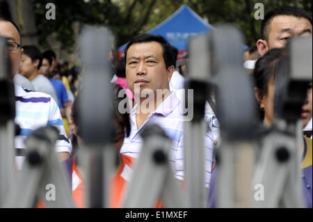 Zhengzhou, China Henan Provinz. 7. Juni 2014. Eltern der "Gaokao" Kandidaten warten außerhalb einer Prüfung Website der nationalen College-Aufnahmeprüfung an einer Mittelschule in Zhengzhou, Hauptstadt der Provinz Zentral-China Henan, 7. Juni 2014. Die Prüfung, bekannt als der "Gaokao", begann am Samstag. Insgesamt 9,39 Millionen Menschen haben registriert, für die Prüfung in diesem Jahr um 6,98 Millionen Stellenangebote in Universitäten und Fachhochschulen wetteifern. © Li Bo/Xinhua/Alamy Live-Nachrichten Stockfoto