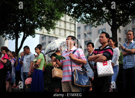 Wuhan, China Hubei Provinz. 7. Juni 2014. Eltern der "Gaokao" Kandidaten warten außerhalb einer Prüfung Website der nationalen College-Aufnahmeprüfung an Donghu Middle School in Wuhan, der Hauptstadt der Provinz Zentral-China-Hubei, 7. Juni 2014. Die Prüfung, bekannt als der "Gaokao", begann am Samstag. Insgesamt 9,39 Millionen Menschen haben registriert, für die Prüfung in diesem Jahr um 6,98 Millionen Stellenangebote in Universitäten und Fachhochschulen wetteifern. © Xiao Yijiu/Xinhua/Alamy Live-Nachrichten Stockfoto