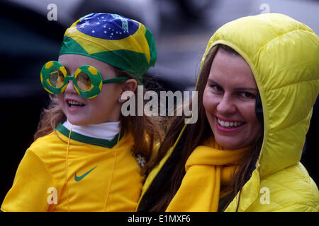 Sao Paulo, Brasilien. 6. Juni 2014. Fans von Brasiliens Fußball-Nationalmannschaft reagieren, bevor Sie das Freundschaftsspiel gegen Serbien vor der WM auf dem Morumbi-Stadion in Sao Paulo, Brasilien, am 6. Juni 2014 statt. Bildnachweis: Felipe Rau/AGENCIA ESTADO/Xinhua/Alamy Live-Nachrichten Stockfoto