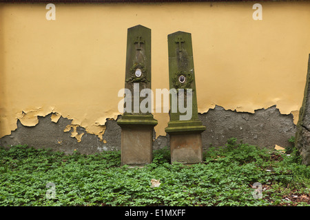 Grabsteine von Lidvik Horkay und seiner Frau Josefa Horkay auf dem Garnison-Friedhof in Josefov, Mittelböhmen, Tschechien. Stockfoto