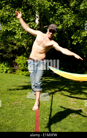 Ein Mann geht eine Slackline im Lost Lake. Whistler BC. Stockfoto