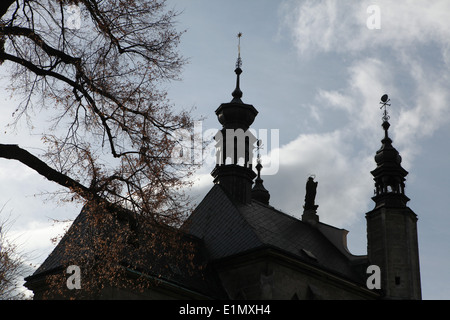 Alle Heiligen Kapelle geschmückt mit gekreuzten Knochen, entworfen von Jan Santini Aichel in Sedlec in der Nähe von Kutna Hora, Tschechien. Stockfoto