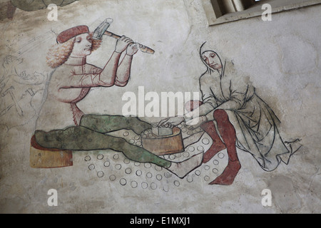 Mittelalterlichen Münzprägungen dargestellt auf den spätgotischen Fresken in der St. Barbara Kirche in Kutna Hora, Tschechien. Stockfoto
