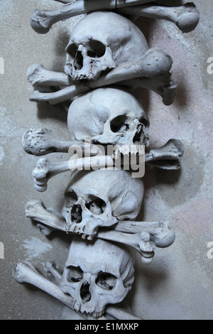 Dekoration von menschlichen Knochen und Schädel in Sedlec Ossuary in Kutna Hora, Tschechien. Stockfoto